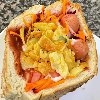 Хот-дог с канадской сосиской в батоне